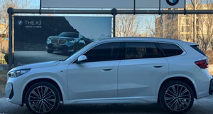 <span class=keywords><strong>BMW</strong></span> <span class=keywords><strong>X1</strong></span> 2023 XDrive25Li de Segunda Mano, Paquete M Sport, Gasolina 2.0T 227hp, 5 Asientos, Volante a la Izquierda, Tracción Delantera, SUV Compacto, Pintura Original de Fábrica - Product Image 3
