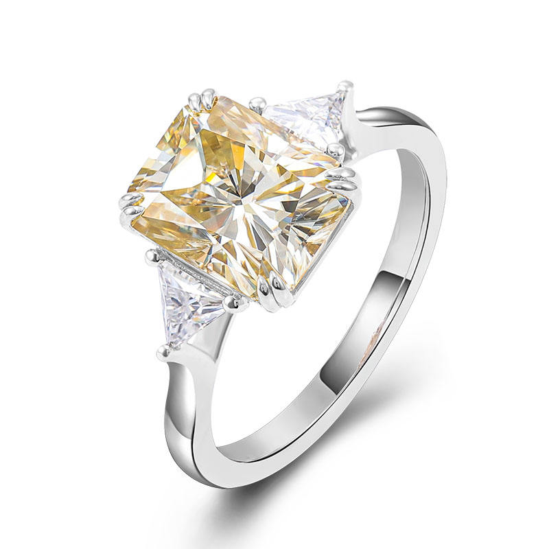 Anillo de oro blanco con 10 diamantes de laboratorio.