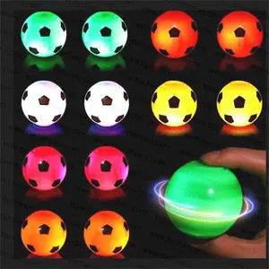 Cadeau gratuit d'événement de fête sportive brillant dans le noir jouet de doigt lumineux LED mini spinner de football jouet de fidget pour le remplisseur de jouets de capsule