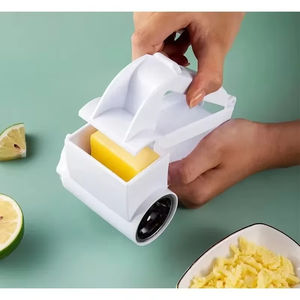 Râpe à fromage en plastique pour fromages durs, parmesan, chocolat, noix et légumes avec poignée - Product Image 2