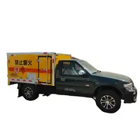 Camioneta de marca japonesa para transporte de equipos de voladura