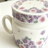 Mug en céramique florale violette de 400 ml avec couvercle et couvercle Mara, design européen, mug à café et à thé en porcelaine réutilisable