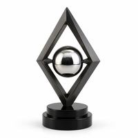 Trophée en verre et cristal avec fermoir, cornes foncées courbées autour d'une boule dorée, trophée sportif personnalisé pour les cadeaux de salon professionnel, les cadeaux de bienvenue