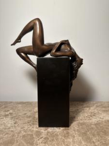 Sculpture en bronze d'Artemise, déesse de la chasse, de la mythologie grecque - Product Image 2