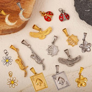 Gli ornamenti fai-da-te dorati |   <span class=keywords><strong>Ciondolo</strong></span> a Forma di <span class=keywords><strong>Coccinella</strong></span> in Acciaio Inossidabile Placcato Oro 18K PVD per Creazione di Gioielli |   Impermeabile, Antiossidante - Product Image 1