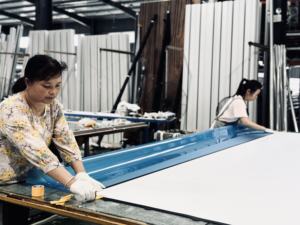 Écran de projection vidéo électrique SCREEN GEMS SG-LE4T-PET-92 CE 100, fixation murale, <span class=keywords><strong>tissu</strong></span> PET, 16:9, gain 2,5x, télécommande vocale - Product Image 5