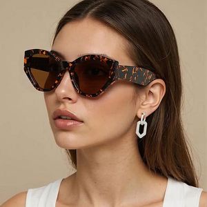 Lunettes de soleil œil de chat pour femmes, monture épaisse, style rétro, couleurs gelée, protection UV400, avec logo personnalisé, collection 2025 - Product Image 1
