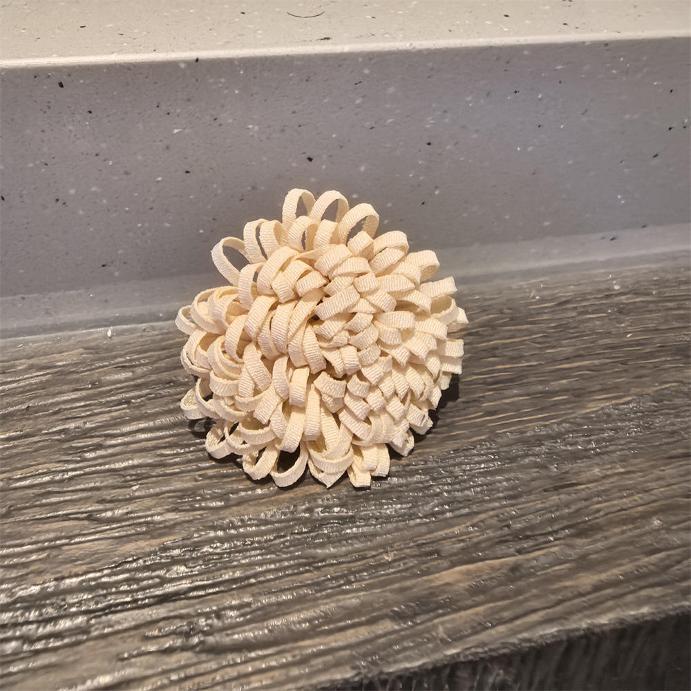 หัวเข็มขัดเชือกรองเท้าดอกไม้ไหมหัวไชเท้าสีเบจ