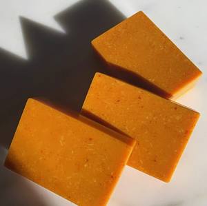 Savon pour le visage éclaircissant à la vitamine <span class=keywords><strong>C</strong></span>, au citron biologique, au curcuma et à l'acide kojique pour les taches brunes - Product Image 2