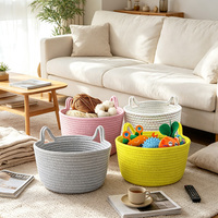 Panier de rangement rond en corde de coton gris tressé avec poignées en forme d'oreilles de chat pour organiser les petits objets sur le bureau