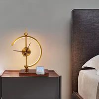 Lampe de table décorative nordique en bois avec chargeur sans fil, idéale pour le bureau, la table de chevet ou la lecture.