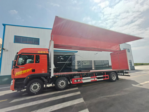 Camion fourgon HOWO 6X2 à ailes battantes, moteur diesel, norme Euro, avec système hydraulique pour la distribution en entrepôt - Product Image 5