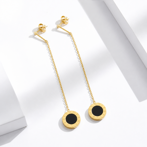 Boucles d'oreilles pendantes en chaîne de disques acryliques noirs, en acier inoxydable plaqué or 14 carats sous vide, avec bordure à chiffres romains, 81 mm, bijoux - Product Image 1