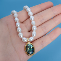 Collar de perlas de agua dulce naturales blancas al por mayor con colgante de nácar verde pavo real, joyería de caja de regalo para mujer