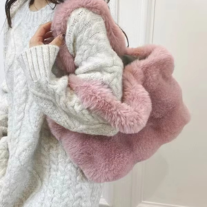 A Niche <b>Plush</b> Bag for Women in 2025, Featuring a Fashionable <b>Large</b>-capacity <b>Plush</b> Handbag - Product Image 4