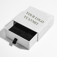 Boîte à bijoux en carton ondulé avec logo personnalisé emballage kraft rectangulaire en relief pour bagues chaussettes cadeaux stratification mate revêtement UV
