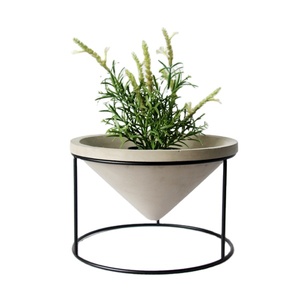 <span class=keywords><strong>Maceta</strong></span> Grande de Cemento en Forma de Cono con Base de Metal - Product Image 2
