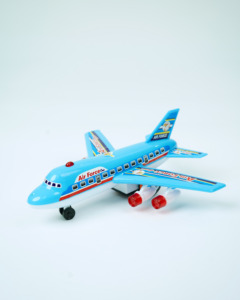 AIR FORCE 1 PLANE PVC Un avion à friction en PVC, emballé dans une boîte en PVC. P.S. La couleur présentée sur l'image et sur le produit réel peut varier. - Product Image 1