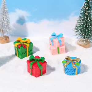 Adornos navideños de resina para caja de regalo, decoraciones en miniatura para colgar en el árbol, forma rectangular pintada a todo color - Product Image 1