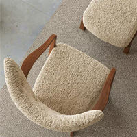 Fauteuil lounge Woolf, couleur marron thé au lait, style rétro français, bois massif, fauteuil individuel en fourrure d'agneau, style minimaliste moderne