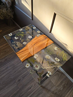Table à manger élégante et personnalisée au design moderne, faite à la main, avec bord naturel et design rivière en résine époxy, magnifique motif floral