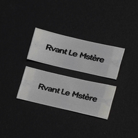 Étiquettes tissées en satin personnalisées pour une identité de marque améliorée, écologiques, en tissu haute densité, reconnaissance immédiate du logo pour vêtements et sacs