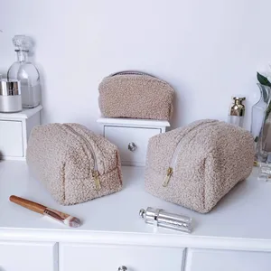 Einfache bequeme kleine klobige Sherpa Kosmetik tasche Blumen innen Stoff braun Teddy Make-up-Tasche