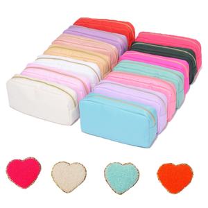 Bolsa de Maquillaje de Nailon Color Caramelo, Personalizable, Bolsa de Cosméticos de Lujo con Parches de Letras de Felpa - Product Image 3