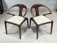 Chaises en noyer papillon et semi-circulaires - Ensemble sculptural en bois massif pour compléter les tables à grandes dalles