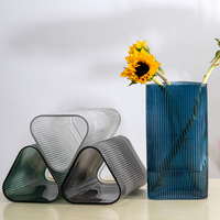 Vase Terrarium en Verre Texturé Fait Main Moderne pour Mariage et Décoration de Table, Transparent, 28cm, Bleu Côtelé, Décoration Triangulaire, Vente en Gros