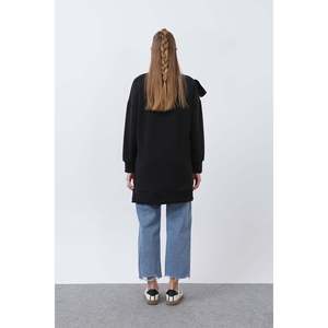 Túnica Negra con Volantes en los Hombros para Mujer, Marca Puane, con Delicado Detalle de Encaje - Blusa Elegante de Manga Larga para Uso Casual - Product Image 5