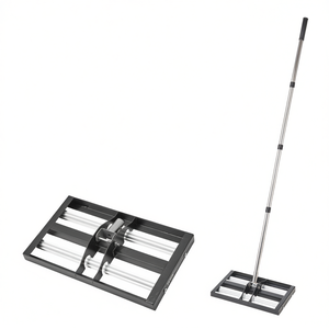 Râteau de nivellement de pelouse robuste 17x10 pouces avec manche métallique réglable de 63,4 pouces pour travaux de jardinage - Product Image 1