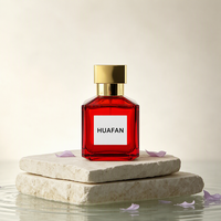 Flacon de parfum carré en verre rouge de luxe 70 ml avec bouchon en métal doré, autocollants personnalisés, marquage à chaud doré et emballage