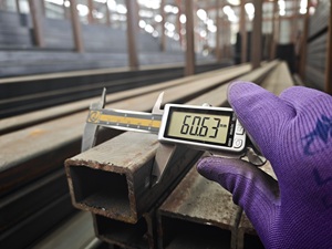 Q235 hình chữ nhật kim loại đen cán nóng <span class=keywords><strong>erw</strong></span> ống thép carbon rỗng BIS chứng nhận cắt và hàn dịch vụ chế biến - Product Image 2