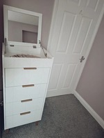Commode élégante en bois blanc avec miroir relevable et tiroirs à façades sculptées pour chambre à coucher