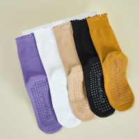 Chaussettes de yoga à bord festonné avec logo personnalisé pour femmes, antidérapantes, pour Pilates, avec grip, chaussettes de barre à volants, chaussettes de yoga côtelées en coton