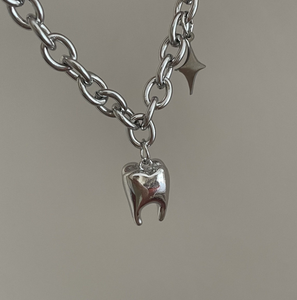 Collana Trendy 2024 in Acciaio Inossidabile per Donne, Ciondolo Divertente a Forma di Dente con Catena a Maglie per Regali e Feste - Product Image 5