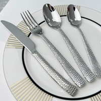 Ensemble de couverts de luxe en acier inoxydable martelé de 5 pièces à manche rond cuillère fourchette couteau pour la gastronomie pour les cadeaux d'affaires
