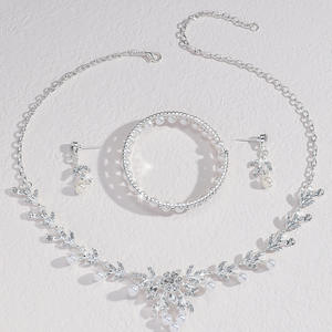 Elegante Juego de Collar y Pendientes Románticos con Hojas de Circonio y Perlas de Imitación, Chapado en Oro, Aleación de Zinc, Joyería para Mujer - Product Image 5