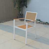 Ensemble de table et de chaises de salle à manger en bois et en alliage d'aluminium moderne et durable pour une utilisation en extérieur dans les hôtels, les jardins, les terrasses et les gymnases