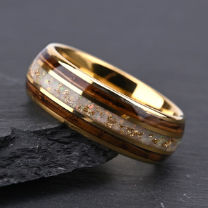 Lussuoso anello di tungsteno da 8mm placcato in oro 18K con opale australiano, lamina d'oro e intarsio in legno di Koa hawaiana, fede nuziale artigianale - Product Image 2