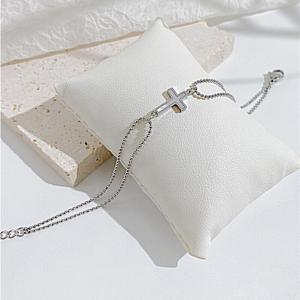 Pulsera de Acero Inoxidable 316L con Baño de Oro PVD de 18k, Diseño Minimalista y Moderno con Cruz de Madreperla para Mujer - Product Image 4