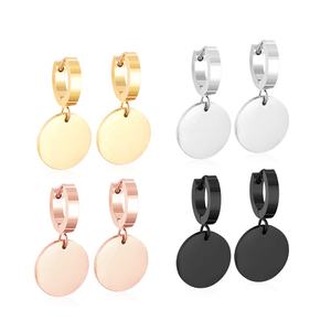 Pendientes de Aro Redondos Personalizables al por Mayor con Nombre Grabado, Chapados en Oro de 18K, de Acero Inoxidable, Tipo Huggie, con Diseño de Disco/Monedero - Product Image 1