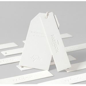 Thẻ Treo thẻ may mặc cho quần áo 2021 tùy chỉnh thân thiện với môi trường sang trọng sang trọng giày trắng Debossed Logo treo thẻ - Product Image 5