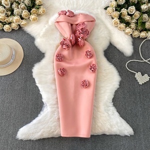 Abito da sera da donna di alta gamma con fiori tridimensionali, senza spalline, slim fit, lungo e aderente sui fianchi - Product Image 2