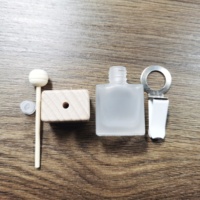 Bouteille Dépolie de 8 ml, Désodorisant de Voiture à Clip, Diffuseur de Parfum pour Grille d'Aération, Récipient d'Huile Essentielle, Diffuseur à Bâtonnets en Verre pour Voiture