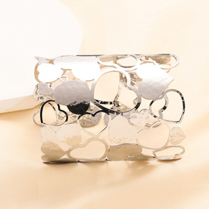 Pulsera de acero inoxidable hueca en forma de corazón de 8 cm para mujer, regalo de joyería de moda - Product Image 2