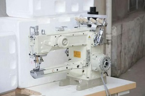 Máquina de coser industrial de brazo largo con puntada plana, máquina de coser interlock con alimentación por brazo 1560 160M L 4 agujas 6 hilos 31.5mm - Product Image 3