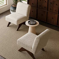 Fauteuil d'appoint contemporain en tissu bouclé texturé avec base sculpturale en bois foncé pour salon moderne, maison ou galerie