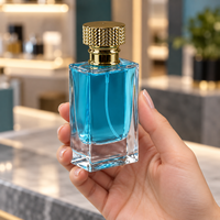 Flacon de parfum rectangulaire en verre personnalisé de 50 ml avec base épaisse et capuchon doré texturé pour l'emballage de parfums